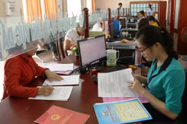Ngưng hiệu lực quy định ghi tên cả gia đình vào sổ đỏ. (Nguồn ảnh: TTXVN)