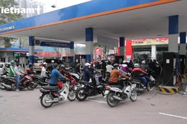 [Video] Lo giá xăng lập đỉnh, người dân Hà Nội thi nhau 'đổ đầy bình'