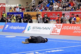 Khoảnh khắc Nguyễn Văn Phương ngã quỵ trên sàn đấu vì chấn thương