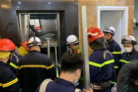 Hiện trường vụ sập thang máy làm 2 người tử vong tại Hà Nội. (Ảnh: PV/Vietnam+)