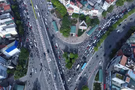 Ngã Tư Sở 'bớt khổ' trong ngày đầu tuần giao thông theo phương án mới
