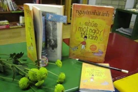 "Chúc một ngày tốt lành" của Nguyễn Nhật Ánh thu hút sự chú ý của độc giả. (Ảnh: Tiệm sách Kính Vạn Hoa Hà Nội)