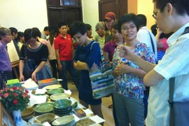 Chương trình đấu giá thu hút đông người tham gia (Ảnh: PV/Vietnam+)