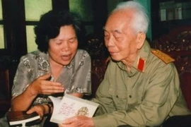 Đại tướng Võ Nguyên Giáp và tác giả (Ảnh: Tác giả cung cấp)