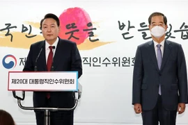 Tổng thống đắc cử Hàn Quốc Yoon Suk-yeol (trái) đề cử ông Han Duck-soo làm Thủ tướng trong Chính phủ mới, tại cuộc họp báo ở Seoul ngày 3/4/2022. (Ảnh: Yonhap/TTXVN) 