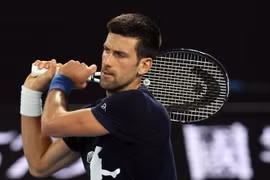 Tay vợt Novak Djokovic tập luyện tại thành phố Melbourne, Australia ngày 14/1/2022. (Ảnh: AFP/TTXVN) 