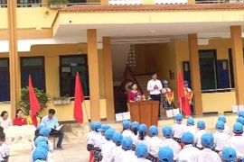 Ông Phan Anh Tuấn, Hiệu trưởng Trường Tiểu học Ngư Thủy Bắc xin lỗi trước tập thể giáo viên, học sinh và phụ huynh về sự việc. (Ảnh: TTXVN phát)