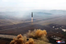 Vụ phóng thử tên lửa đạn đạo liên lục địa (ICBM) "Hwasong Gun 17" của Triều Tiên ngày 18/11/2022. (Ảnh: AFP/TTXVN) 