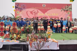 Ông Nguyễn Đức Lợi, Ủy viên Trung ương Đảng, Tổng Giám đốc Thông tấn xã Việt Nam trao quà tặng người lao động có hoàn cảnh khó khăn. (Ảnh: Nguyễn Cúc/TTXVN) 