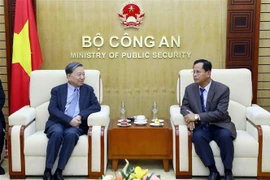 Đại tướng Tô Lâm, Bộ trưởng Bộ Công an tiếp Thượng tướng Kongthong Phongvichit, Thứ trưởng Bộ Công an Lào. (Ảnh: Phạm Kiên/TTXVN)