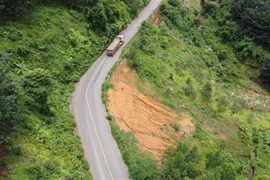 Vị trí mặt đường ĐT 755B đoạn qua khu vực thôn 5, xã Đăng Hà, huyện Bù Đăng, tỉnh Bình Phước mặc dù đã được gia cố phần taluy âm, tuy nhiên tình trạng sạt lở vẫn tái diễn mỗi khi vào mùa mưa. (Ảnh: Sỹ Tuyên/TTXVN) 