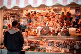 Khách hàng chọn mua thực phẩm tại cửa hàng ở trong siêu thị ở Walthamstow, phía Đông London, Anh. (Ảnh: AFP/TTXVN)