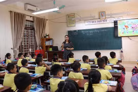 Cô và trò trưởng Tiểu học Đại Phúc, phường Đại Phúc, thành phố Bắc Ninh, tỉnh Bắc Ninh trong tiết dậy tiếng Việt (Ảnh: Thái Hùng/TTXVN) 