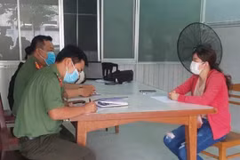 Cơ quan Công an làm việc với người phụ nữ đăng tải thông tin bịa đặt về dịch COVID-19 tại Cần Thơ. (Ảnh: TTXVN phát) 