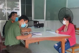 Cơ quan Công an làm việc với người phụ nữ đăng tải thông tin bịa đặt về dịch COVID-19 tại Cần Thơ. (Ảnh: TTXVN phát) 