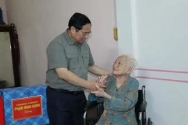 Hình ảnh Thủ tướng thăm các gia đình chính sách tại Cần Thơ