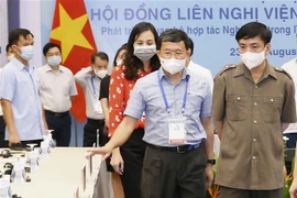 Chủ nhiệm Văn phòng Quốc hội Bùi Văn Cường và Chủ nhiệm Ủy ban Đối ngoại của Quốc hội Vũ Hải Hà kiểm tra công tác chuẩn bị cho Đại hội. (Ảnh: Doãn Tấn/TTXVN) 