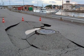 Các vết nứt xuất hiện trên mặt đường sau động đất tại Kanazawa, tỉnh Ishikawa, Nhật Bản ngày 1/1/2024. (Ảnh: Kyodo/TTXVN)