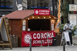 Một điểm xét nghiệm nhanh COVID-19 tại Berlin, Đức, ngày 21/2/2022. (Ảnh: AFP/TTXVN) 