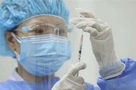 Tiêm vaccine phòng COVID-19 của hãng Pfizer. (Ảnh: Minh Quyết/TTXVN) 