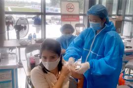 Tiêm vaccine ngừa COVID-19 tại Vĩnh Phúc. (Ảnh: Hoàng Hùng/TTXVN)