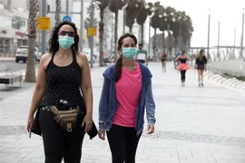 Người dân đeo khẩu trang phòng tránh lây nhiễm COVID-19 tại Tel Aviv, Israel, ngày 24/3/2020. (Nguồn: THX/TTXVN) 