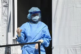 Nhân viên y tế làm việc tại khu dã chiến nhằm xét nghiệm virus gây dịch COVID-19 của bệnh viện Brooklyn ở New York, Mỹ ngày 27/3/2020. (Nguồn: AFP/TTXVN) 