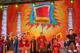 Tiết mục tái hiện Vua Lê Thái Tổ đăng quang. (Ảnh: Tuấn Đức/TTXVN)
