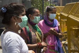 Người dân đeo khẩu trang phòng lây nhiễm COVID-19 tại New Delhi, Ấn Độ ngày 7/5/2020. (Nguồn: THX/TTXVN) 