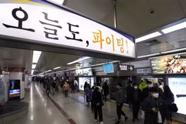Người dân di chuyển tại ga tàu điện ngầm ở Taegu, Hàn Quốc, ngày 31/3/2020 trong bối cảnh dịch COVID-19 lan rộng. (Nguồn: THX/TTXVN) 