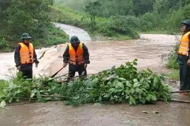 Tổ công tác Đồn Biên phòng Ra Mai, Bộ đội biên phòng Quảng Bình chốt chặn các ngầm tràn, tuyến đường giao thông dễ sạt lở, tiềm ẩn nguy hiểm, tuyên truyền người dân không qua lại nhằm đảm bảo an toàn. (Ảnh: TTXVN phát)