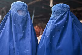 Phụ nữ Afghanistan mặc trang phục Burqa tại một khu chợ ở Kabul, Afghanistan. (Ảnh: AFP/TTXVN) 