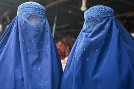 Phụ nữ Afghanistan mặc trang phục Burqa tại một khu chợ ở Kabul, Afghanistan. (Ảnh: AFP/TTXVN) 
