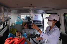 Bệnh nhân được cấp cứu đưa về đất liền an toàn và chuyển tiếp vào bệnh viện địa phương để điều trị. (Nguồn: TTXVN phát) 
