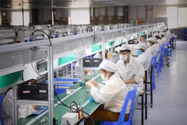 Công nhân làm việc tại Công ty TNHH New Wing Interconnect Technology, Khu công nghiệp Vân Trung, Bắc Giang. (Ảnh: Danh Lam/TTXVN) 