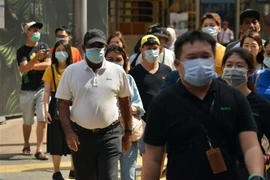 Người dân đeo khẩu trang phòng dịch COVID-19 tại Kuala Lumpur, Malaysia ngày 14/3/2020. (Nguồn: THX/TTXVN) 