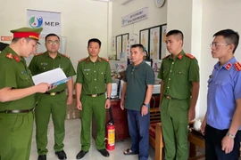 Cơ quan Cảnh sát điều tra đọc quyết định khởi tố đối tượng Đỗ Đức Trọng. (Nguồn: cand.com.vn) 