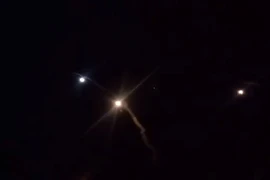 Hình ảnh rocket được phóng từ Iran xuống căn cứ quân sự Mỹ ở Iraq