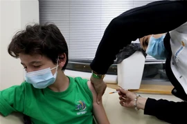 Nhân viên y tế tiêm vaccine phòng COVID-19 cho trẻ em tại thành phố Modiin, Israel ngày 12/1/2022. (Ảnh: THX/TTXVN) 