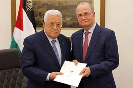 Tổng thống Palestine Mahmoud Abbas (trái) bổ nhiệm ông Mohammed Mustafa làm Thủ tướng Palestine vào ngày 14/3/2024. (Ảnh: AFP/TTXVN)