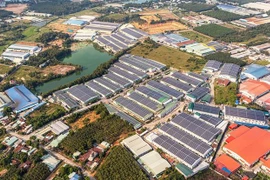 Nghị quyết 27 được ban hành giúp cải thiện môi trường kinh doanh. Tuy nhiên vẫn còn tình trạng mâu thuẫn, chồng chéo, vướng mắc trong các quy định liên quan đến đầu tư kinh doanh, tạo thành “điểm nghẽn” của môi trường đầu tư. (Ảnh: Hồng Đạt/TTXVN)