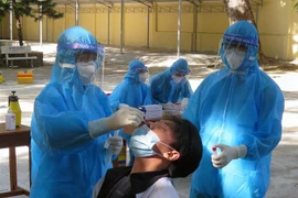Xét nghiệm COVID-19 tại thành phố Tuy Hòa, Phú Yên. (Ảnh: Xuân Triệu/TTXVN) 