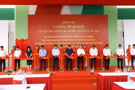 Bí thư Thành ủy Hà Nội Vương Đình Huệ cùng các đại biểu cắt băng khánh thành và tham quan Nhà máy sản xuất thiết bị điện công nghệ cao Á Châu (Khu Công nghệ cao Hòa Lạc). (Ảnh: Văn Điệp/TTXVN) 