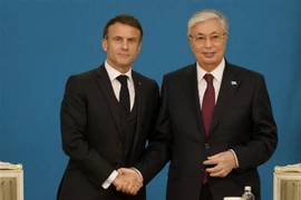 Tổng thống Kazakhstan Kassym-Jomart Tokayev (phải) và Tổng thống Pháp Emmanuel Macron tại lễ ký thỏa thuận hợp tác ở Astana ngày 1/11/2023. (Ảnh: AFP/TTXVN)