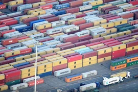 Hàng hóa tại cảng container ở Hamburg (Đức). (Ảnh: REUTERS/TTXVN) 