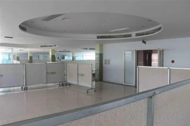 Không gian bên trong bệnh viện dã chiến số 5 đang dần hoàn thiện, đáp ứng yêu cầu hoạt động vào ngày 17/10. (Ảnh: Huỳnh Anh/TTXVN) 