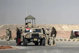 Lực lượng an ninh Ai Cập tuần tra tại khu vực cách thủ đô Cairo 45km về phía Đông. (Ảnh: AFP/TTXVN) 
