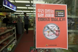 Biển thông báo 'Chúng tôi không bán hàng hóa Nhật bản' được treo tại một cửa hàng ở Seoul, Hàn Quốc ngày 17/7/2019. (Nguồn: AFP/TTXVN) 