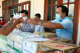 Các doanh nghiệp và nhà hảo tâm trao tặng nhu yếu phẩm thiết yếu cho các đơn vị làm nhiệm vụ phòng, chống dịch COVID-19 ở Quảng Nam. (Ảnh: Trần Tĩnh/TTXVN) 