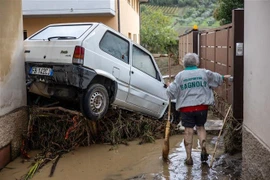 Ôtô bị nước lũ cuốn trôi do bão Ciaran tại Montemurlo, Italy, ngày 3/11/2023. (Ảnh: AFP/TTXVN)